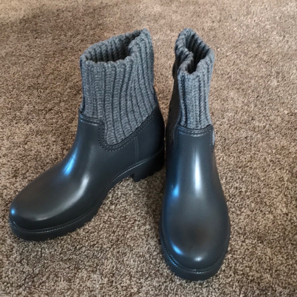 Skechers grey pouring boot with knit collar